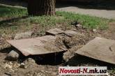 Опасность под ногами: николаевцам приходится самостоятельно прикрывать открытые канализационные колодцы