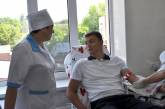 Глава облсовета Игорь Дятлов в День донора традиционно поделился кровью