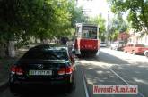 В Николаеве водитель «Лексуса», припарковавший автомобиль на рельсах, заблокировал движение трамваев