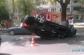 Крупная авария в Одессе: одна из машин перевернулась