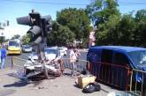 В Одессе водитель «Lexus» устроил ДТП и снес светофор с забором  