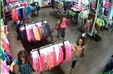 Разыскиваются воровки, стащившие кошелек у покупательницы в магазине