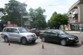 В центре Николаева неразминувшиеся «Volkswagen» и «Mitsubishi» заблокировали движение трамваев