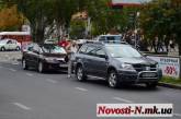 В центре Николаева, возле остановки общественного транспорта, столкнулись два «японца»