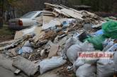 В николаевском дворе двухметровые кучи мусора лежат на протяжении четырех лет