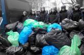 Митингующие на Майдане обнесли милиционеров кучей мусора