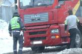 На трассе под Николаевом из-за застрявшего в снегу грузовика образовалась пробка