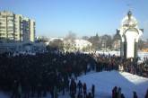 Губернатор Волынской области встал на колени перед митингующими