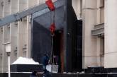Входы в Одесскую облгосадминистрацию перекрывают бетонными блоками