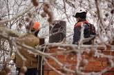 В Николаеве спасатели сняли поваленное дерево с крыши здания