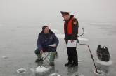 Николаевские спасатели учили рыбаков правилам безопасности во время подледной рыбалки