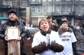 В Киеве женщины пришли на Грушевского защищать солдат