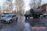В центре Николаева грузовик протаранил иномарку