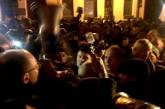 Активисты захватили Нестора Шуфрича и ведут его на майдан