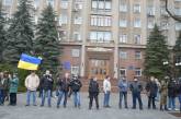 Под Николаевской ОГА выстроились защитники облгосадминистрации с желто-голубыми ленточками