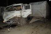 Водитель «КАМАЗа», который врезался в другой грузовик, получил переломы обеих ног