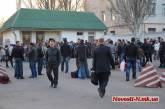 У КПП 79-й аэромобильной бригады в Николаеве вновь собрались сотни людей