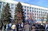 Митингующие штурмом взяли СБУ в Луганске: из здания валит дым