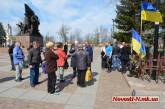 Возле памятника ольшанцам в Николаеве вновь собираются люди. ВИДЕО