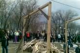 Пророссийские активисты построили «виселицы для бандеровцев» у луганского СБУ