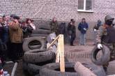 Вокруг Славянского горотдела милиции возводят баррикады