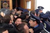 В Харькове активисты ворвались в мэрию,  требуя освободить задержанных при штурме ОГА