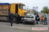 Из-за столкнувшегося грузовика и легковушки в центре Николаеве образовался затор
