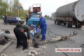 В Николаеве грузовик оборвал провода — обломками упавшего столба тяжело травмирован прохожий