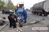 Мужчина, на которого в Николаеве упал бетонный столб, находится в крайне тяжелом состоянии