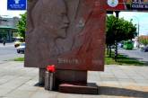 «Цветовая» война в Николаеве продолжается: в городе «пострадал» еще один Ленин