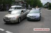 На главном перекрестке Николаева столкнулись «Тойота» и «Опель»