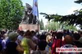 Николаевские «антимайдановцы» в день выборов устроили «маевку» в сквере ольшанцев. ВИДЕО