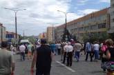 В Донецке участники митинга против проведения выборов двинулись на БТР громить резиденцию Ахметова 