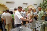 Глава облсовета Тарас Кремень выстоял длинную очередь, чтобы отдать свой голос на выборах президента и мэра