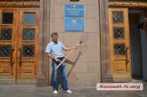 «Человек, нашедший Оксану Макар», принес в подарок мэру Николаева свои вилы
