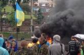 На Майдане снова в знак протеста жгут шины: активисты отказываются уходить и убирать палатки