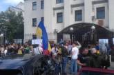 В Киеве активисты пикетируют посольство России: здание забросали яйцами