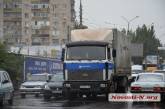В Николаеве возле рынка «Колос» столкнулись грузовик и иномарка