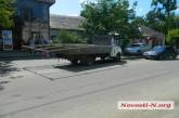 В Николаеве грузовик «не поместился» в улицу и «оторвал» зеркало заднего вида припаркованной иномарке