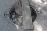 В Николаеве жители одного из городских дворов возмущены открытыми люками и вонью канализации