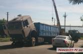 В Николаеве у грузовика оторвался и перевернулся прицеп с зерном