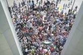 В столице митингующие заблокировали Раду: никого не впускают и не выпускают. ФОТО