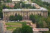 Сине-желтый баннер на здании Николаевского горсовета останется висеть вертикально, несмотря на критику общественников