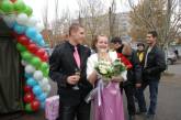 Агитаторы Яценюка поженились прямо в агитационной палатке