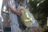 На Николаевщине пенсионерка решила выйти из квартиры через балкон: снимать ее пришлось спасателям