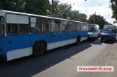 В центре Николаева столкнулись троллейбус, маршрутка и внедорожник