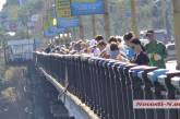 В Николаеве волонтеры красят Варваровский мост в цвета национального флага