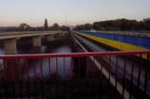 В Первомайске раскрасили мост в черно-красные цвета флага УПА