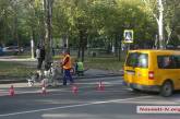 В центре Николаева на месте трагического ДТП обновляют дорожную разметку