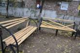В николаевском дворе неизвестные вандалы уничтожили новые скамейки